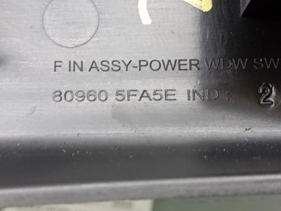 Comando / botão / interruptor vidros frente direito NISSAN Micra V (K1