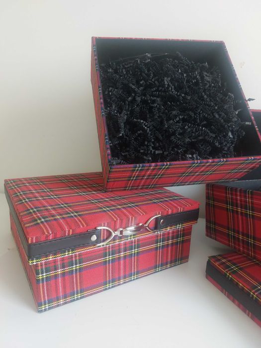 eleganckie pudełka na bożonarodzeniowe prezenty w szkocką kratę