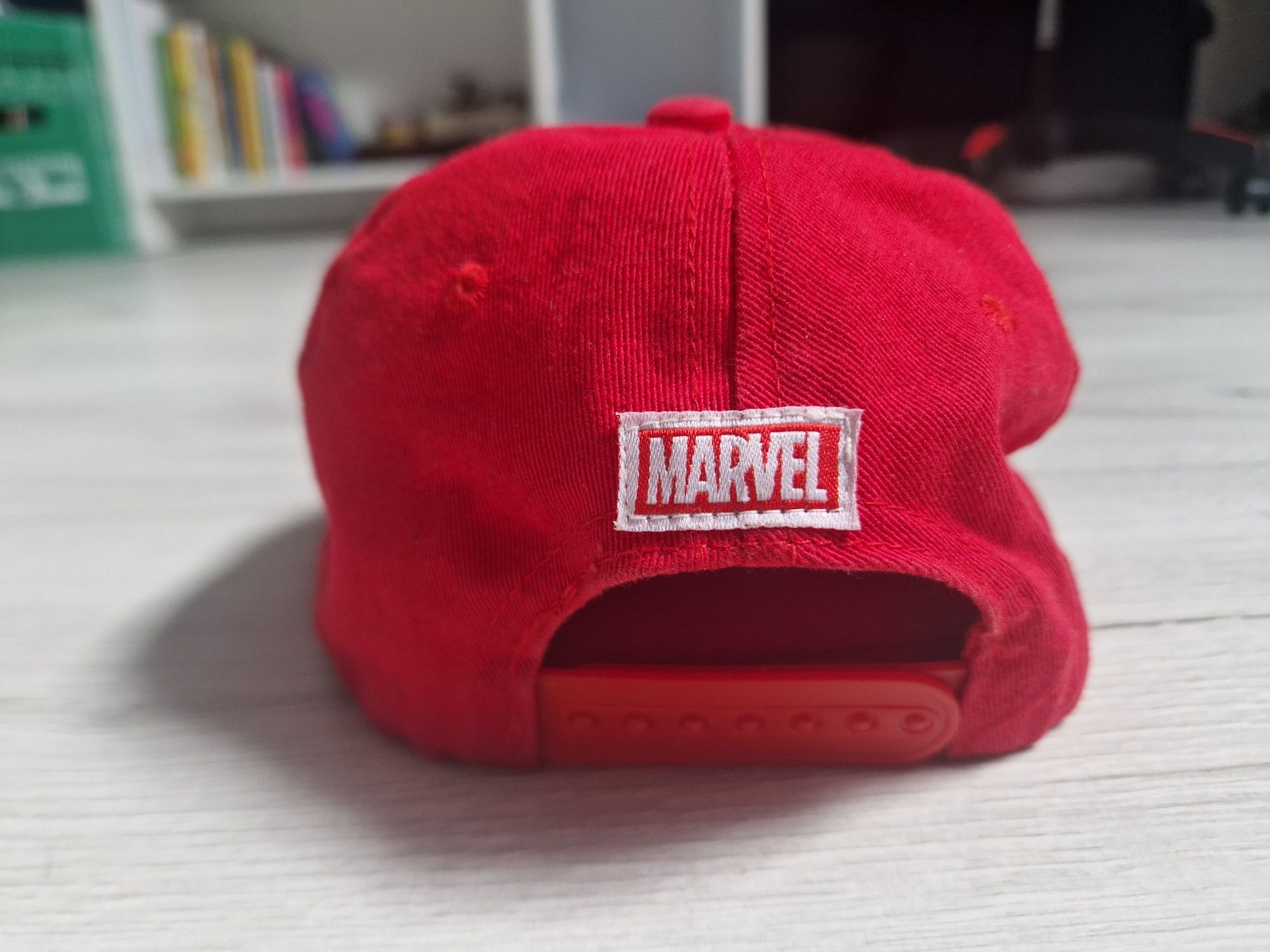 Piękna czerwona czapka z daszkiem Marvel CCC
