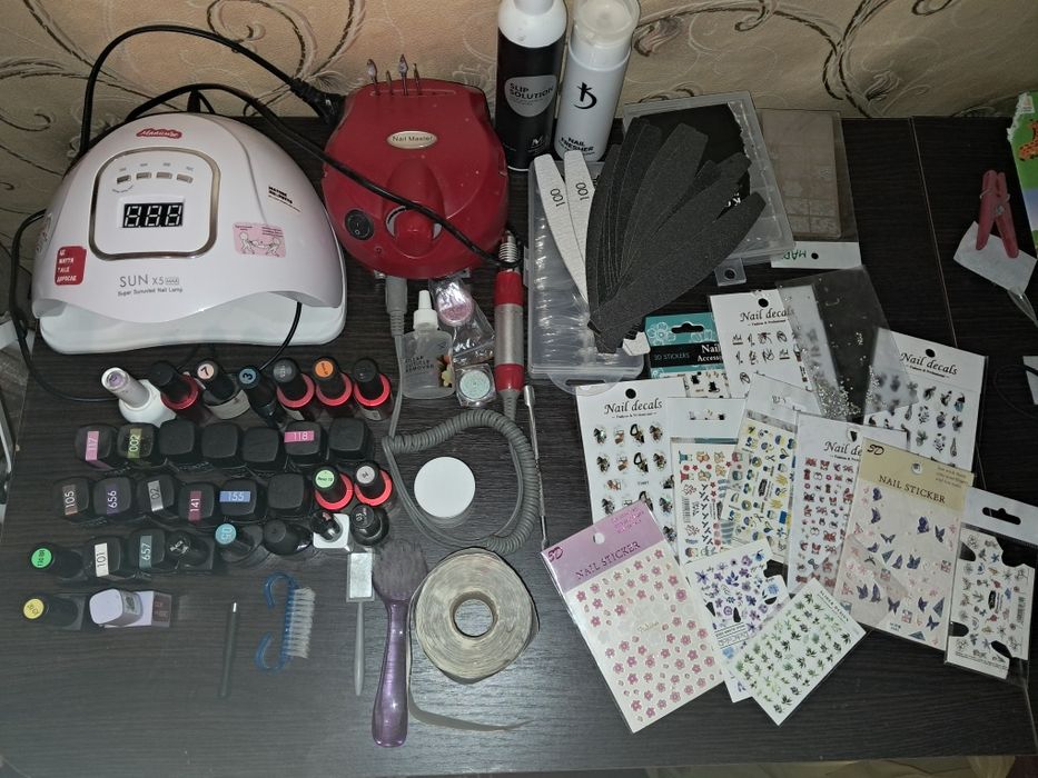 Продам набір для манікюру. У вартість входить стіл для манікюру