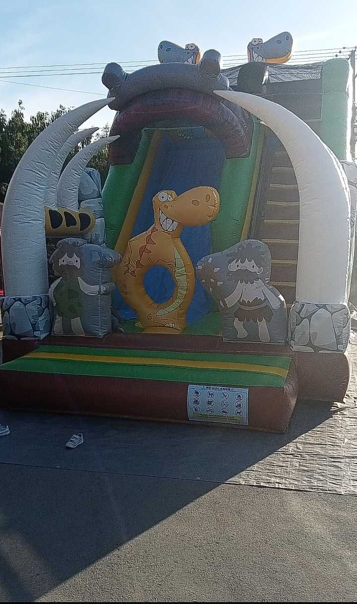 Dmuchana zjeżdżalnia wraz z animatorka i łakocie dla dzieci