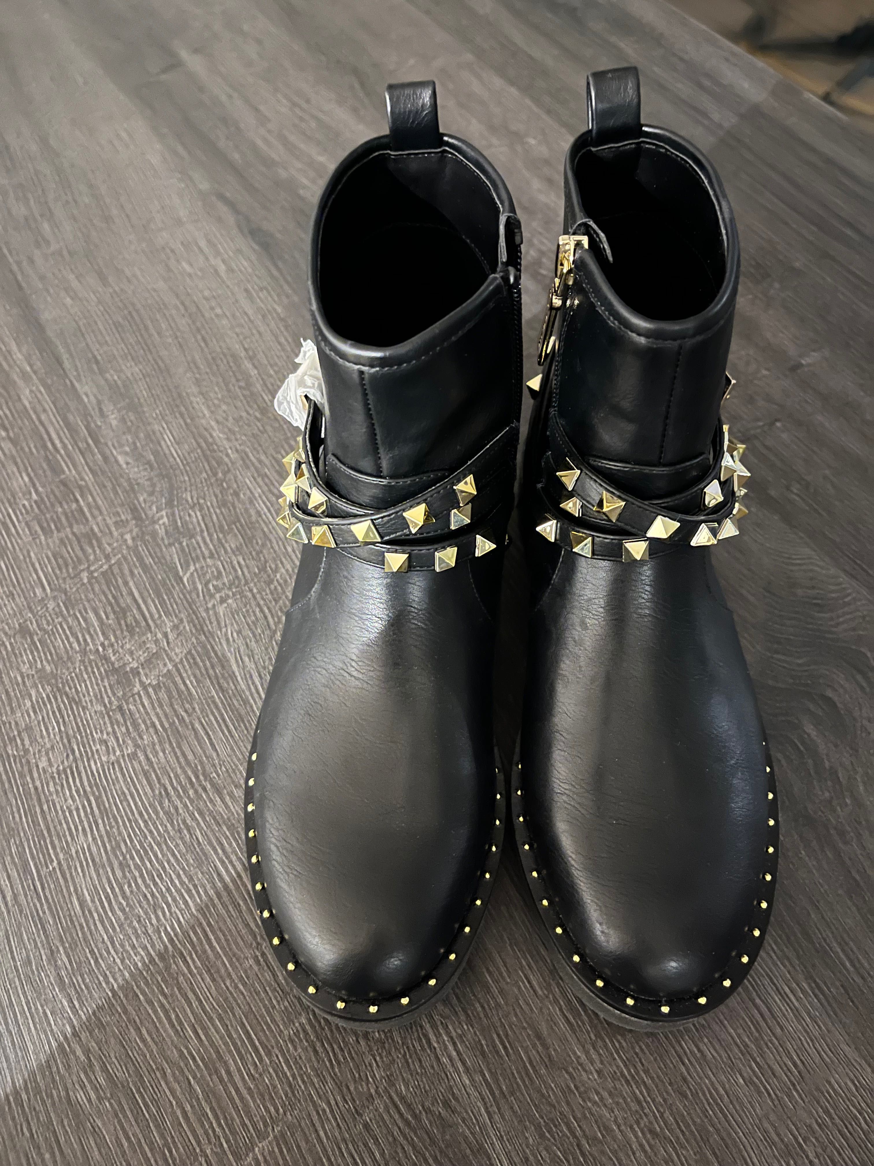 Buty damski Twinset czarne z ćwiekami złotymi.