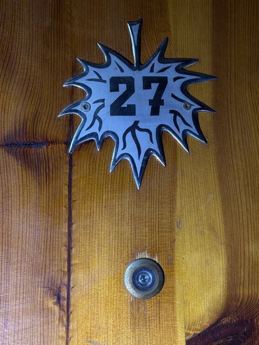 Вхідні деревяʼні двері з коробкою/дотягувачем