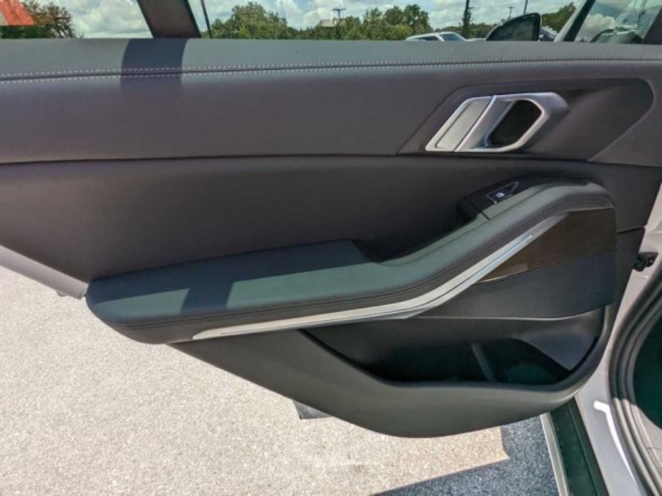 Розкішна BMW X5 2022