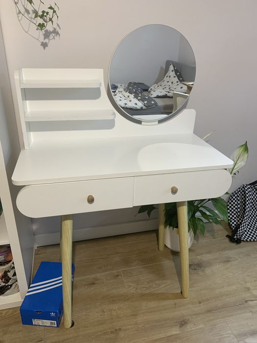 Toaletka biała z lustrem