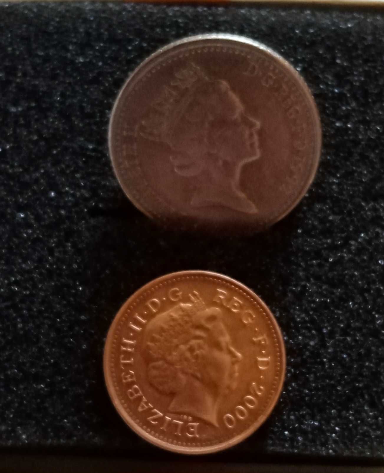 Dwie monety z Elizabeth II