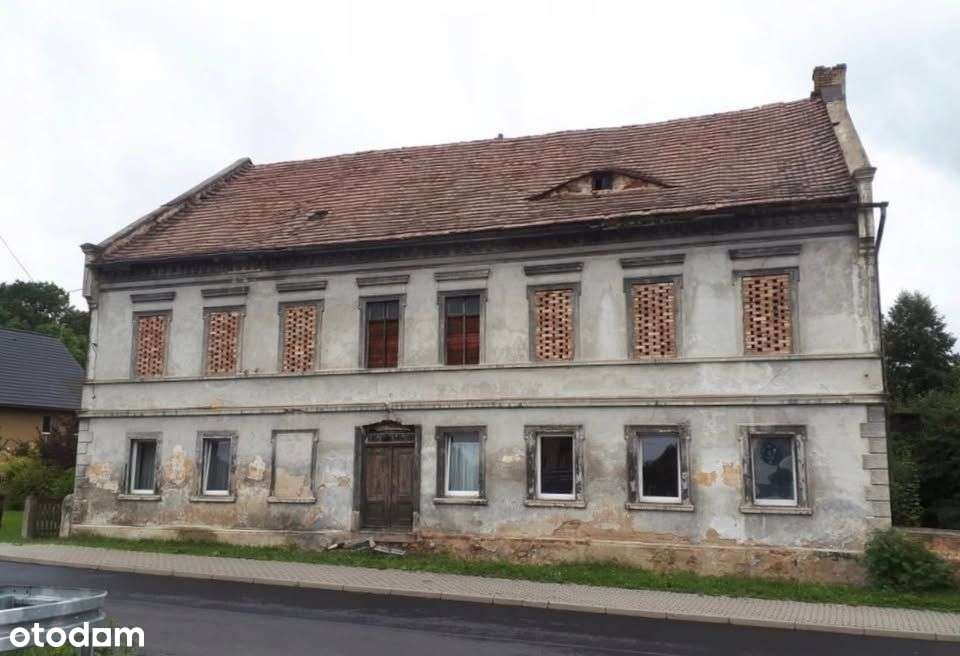 Karczma sądowa do remontu z dużą działką w malowniczej okolicy