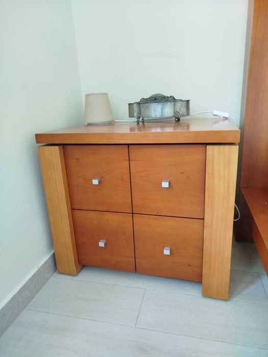 Quarto de madeira – cama, mesas de cabeceira e estante