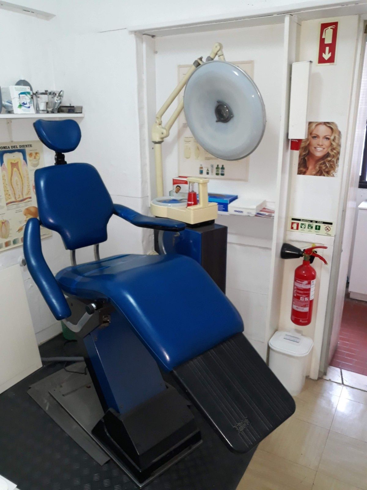 CADEIRA DE DENTISTA marca Stern Weber azul. Hidráulico impecável.