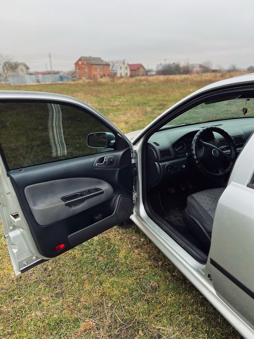 Шкода тур 1.6 MPI (Чешка)