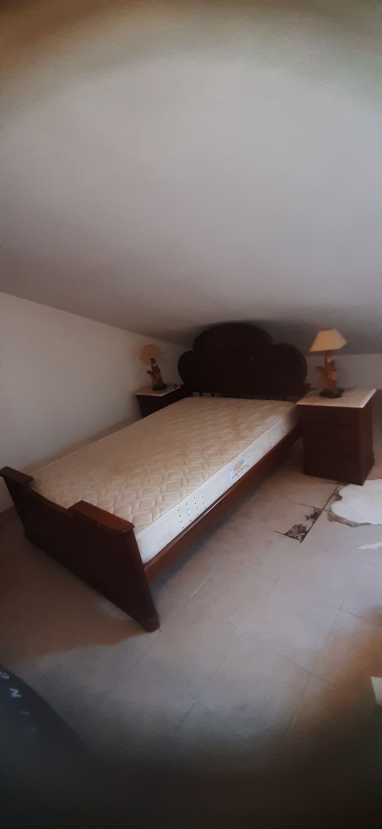 Cama de casal com duas mesas cabeceiras + estrado madeira + colchão