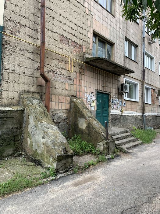 В центрі міста Прилук продам  цокольне приміщення .