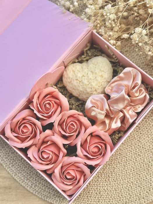 Relax Box z mydełkiem w kształcie serca i różami mydlanymi