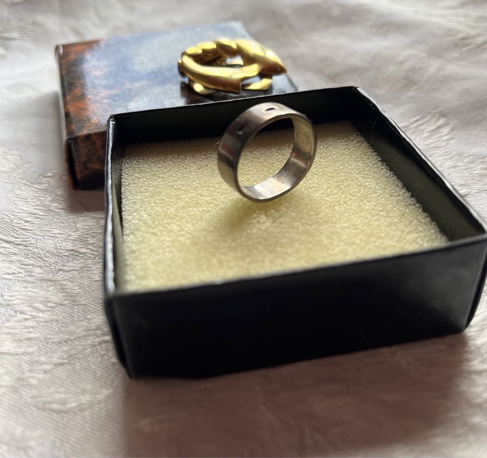 Прикраси кільце та золота брошка у подарунковій коробці
