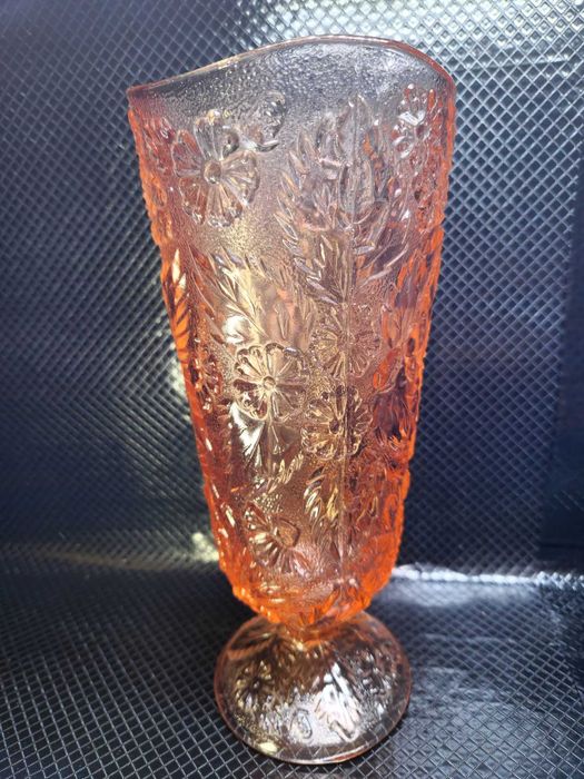 Wazon z różowego szkła - Poziomki - Eryki Trzewik Drost HSG Ząbkowice