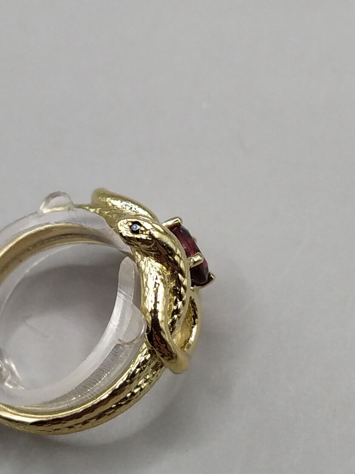 Золотой перстень Бирманская  Шпинель  и черные бриллианты