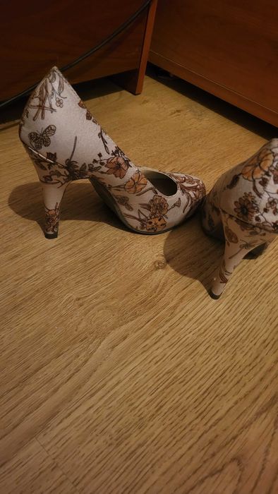 Sapatos de salto padrão flores