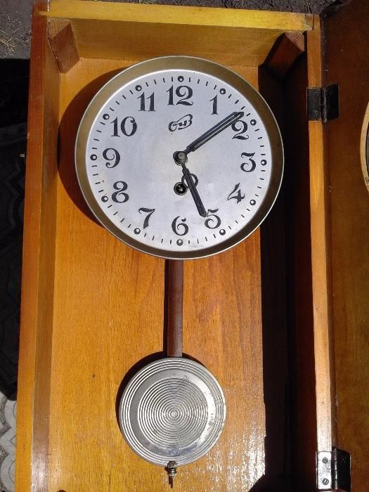 Деревянные старинные часы