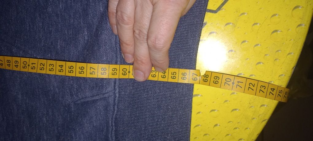 Bluza młodzieżowa z kapturem.