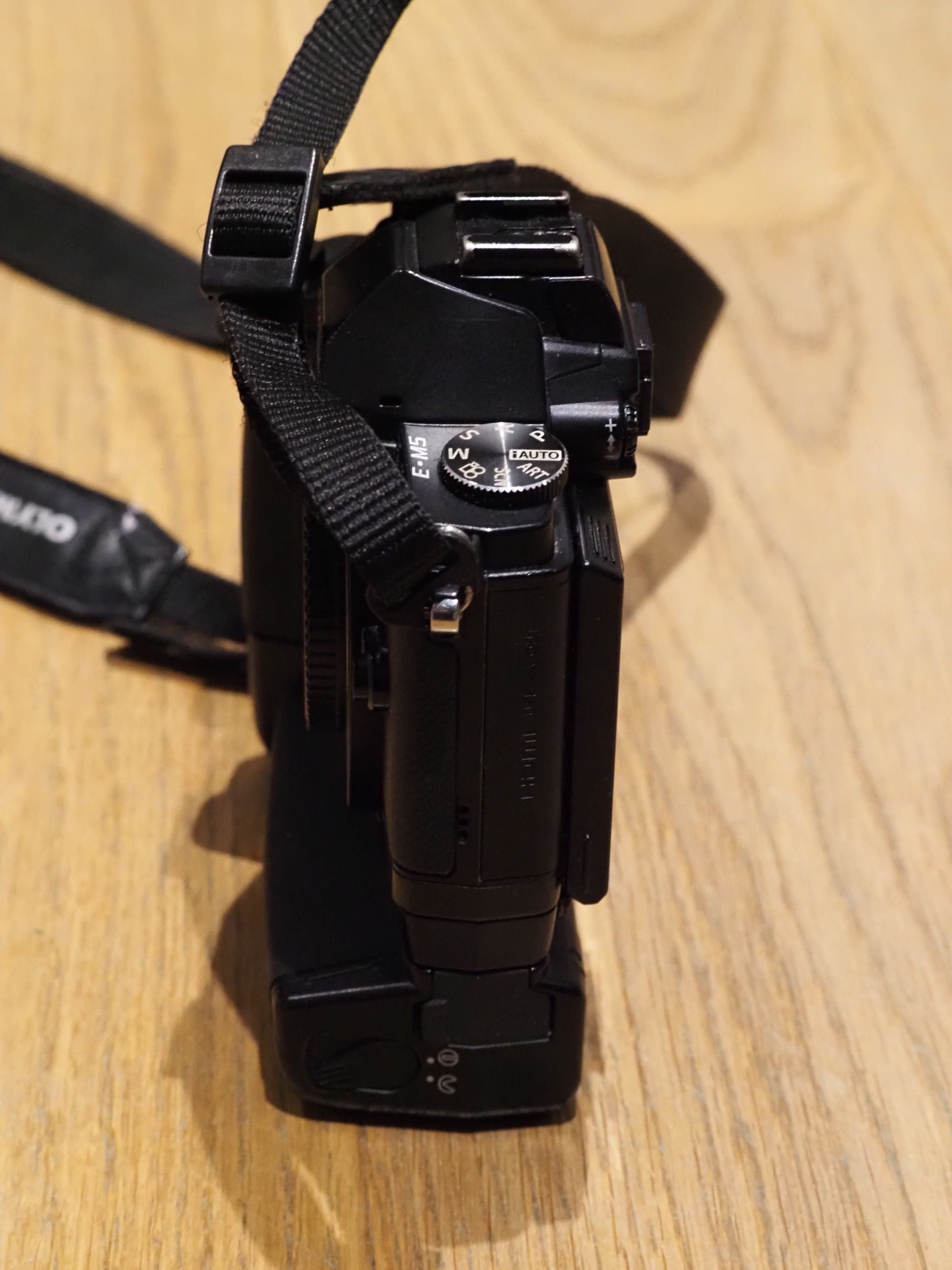 Olympus EM-5 mark I + grip HLD-6G + 4 baterie + lampa (11939 zdjęć)