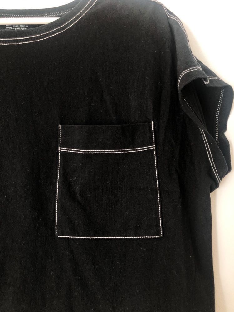 Bershka, czarny t-shirt oversize, białe, kontrastowe szwy, basic, mini