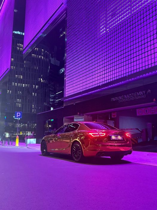 Złote Maserati samochód auto wynajem wesela doby