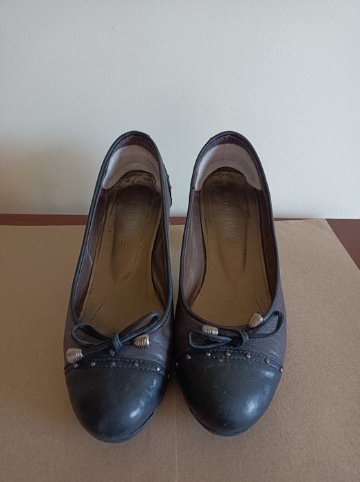 Sapatos de salto alto em pele cinza da Haity. Tamanho 37