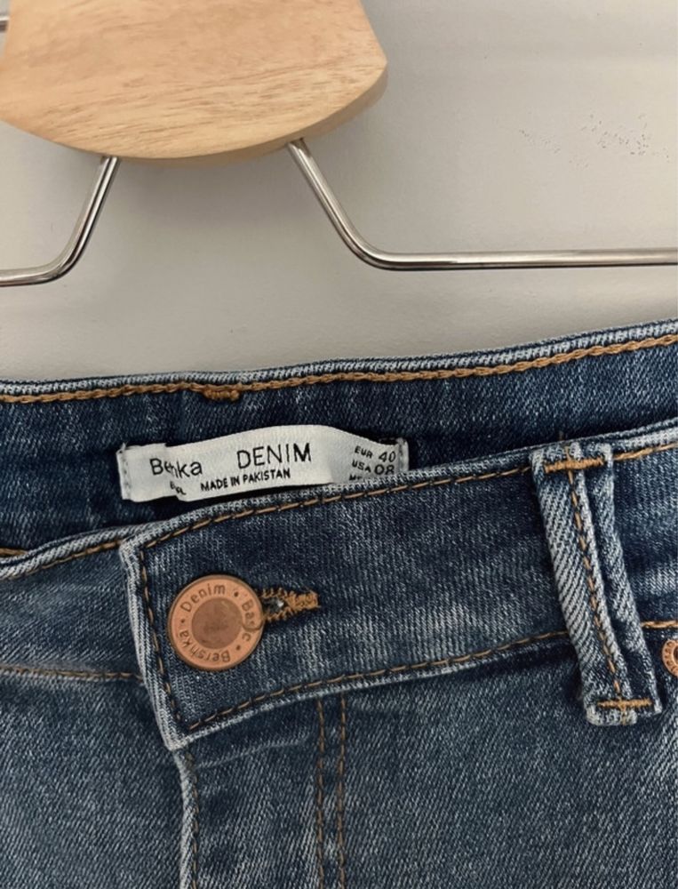 Krotkie spodenki jeansowe Bershka