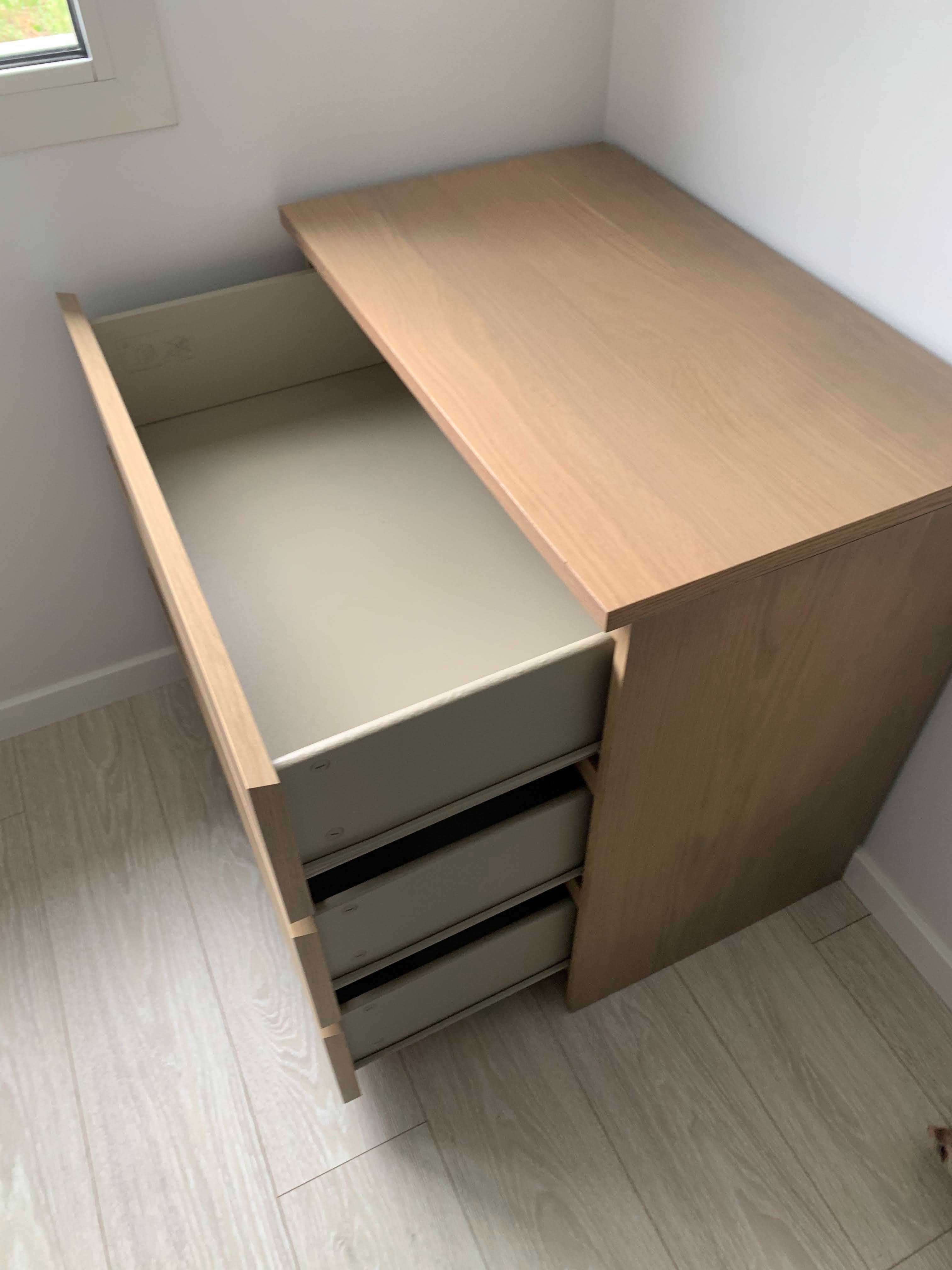 2 Cómodas IKEA Malm c/3 gavetas, chapa de carvalho c/velatura branca