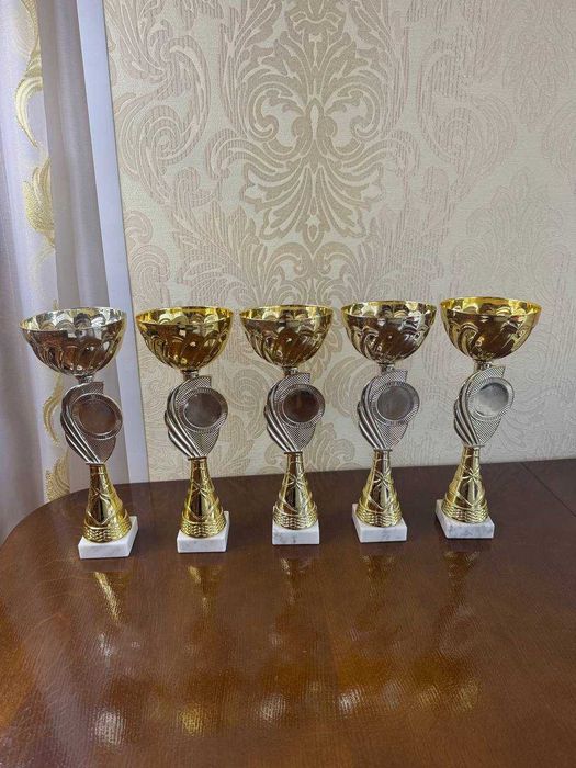 Продам Кубки спортсмена