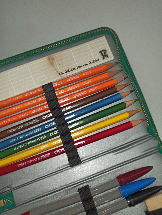 Stary piórnik z wyposażeniem PRL vintage retro kredki gumka długopisy