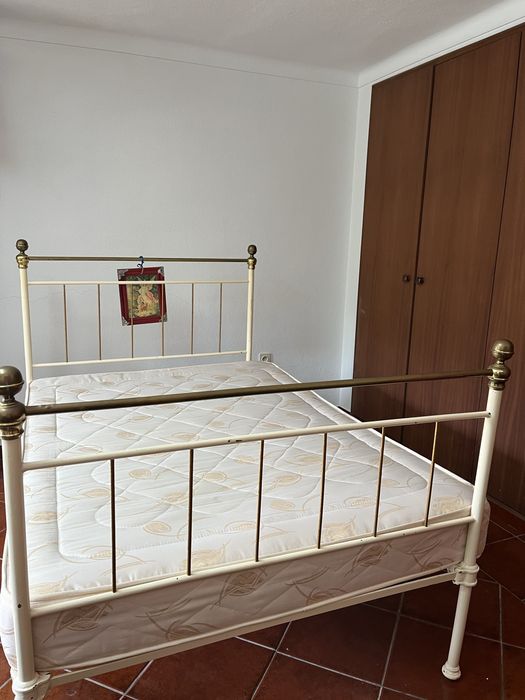 Cama antiga bom estado com dourados