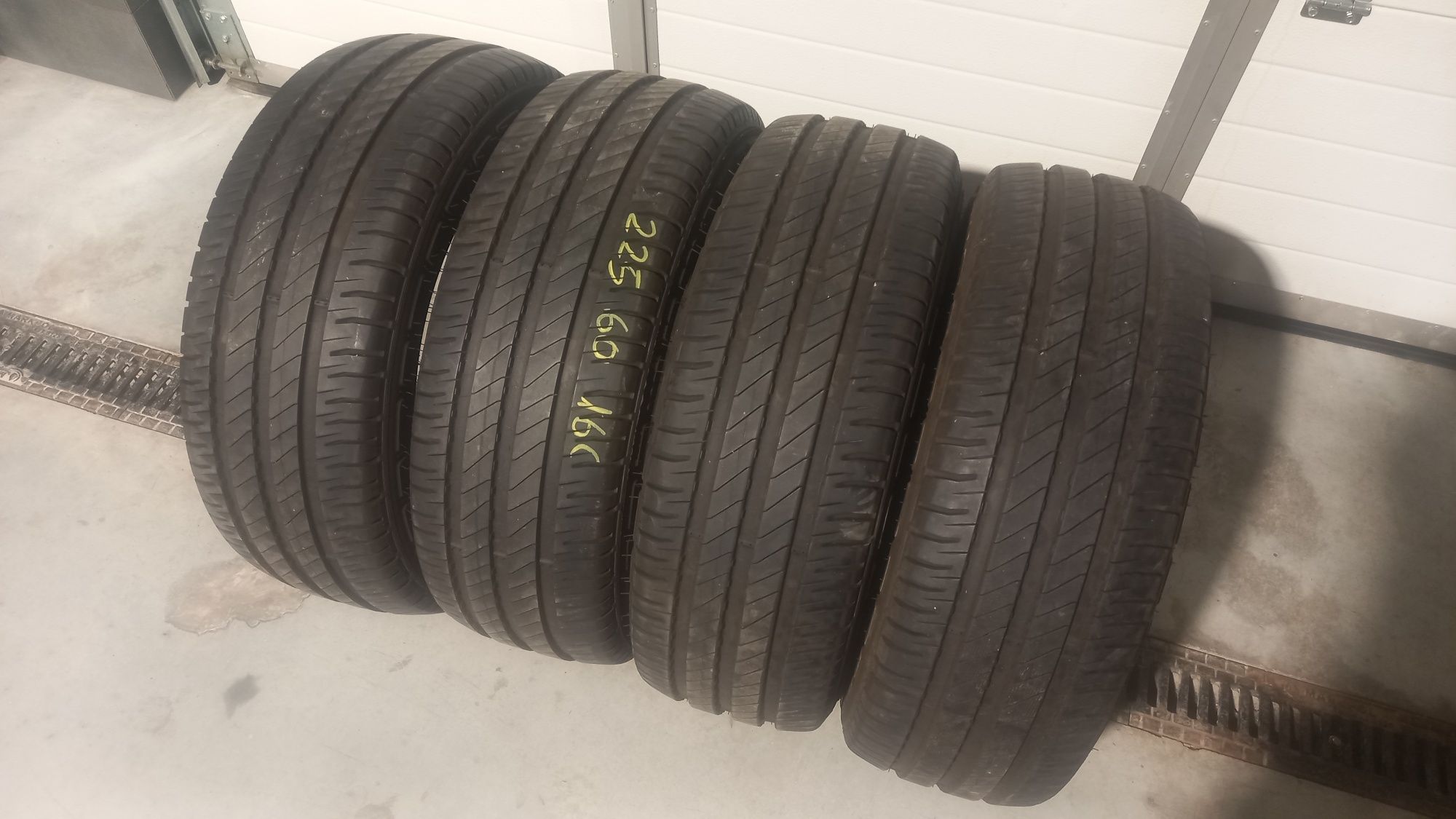 Opony Letnie Michelin Agilis 3 225/60/16C 4 sztuki 0621