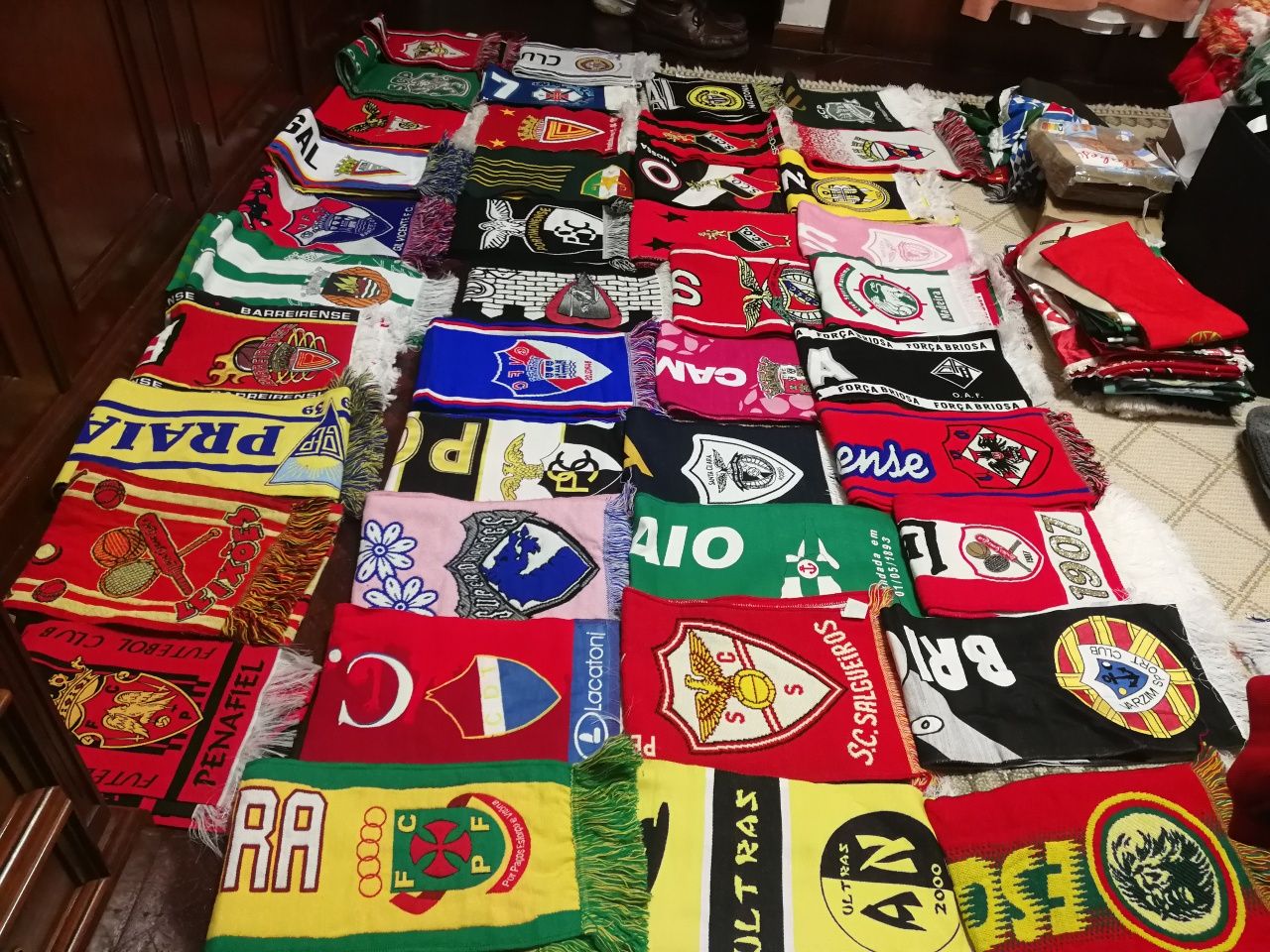 Cachecóis de vários clubes