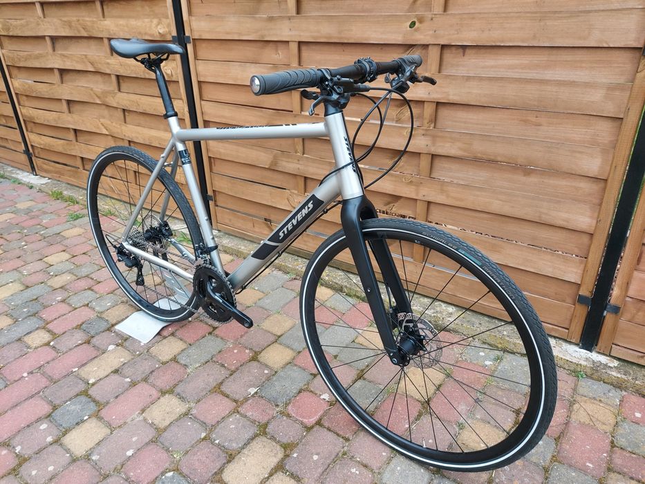 Stevens Strada 800 Disc 2022 Shimano 105
R7000 Fulcrum Rozmiar 58/60cm