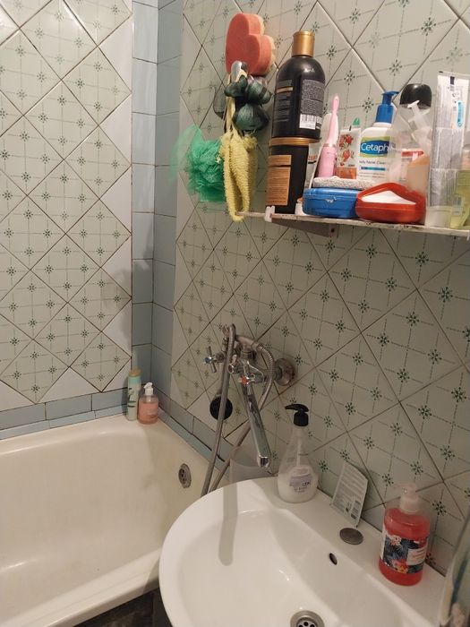 Місце в кімнаті для дівчини БЕЗ ХАЗЯЙКИ на Київській ( Г. Нарбута)