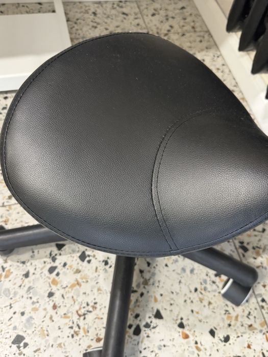 Taboret kosmetyczny siodło na kółkach