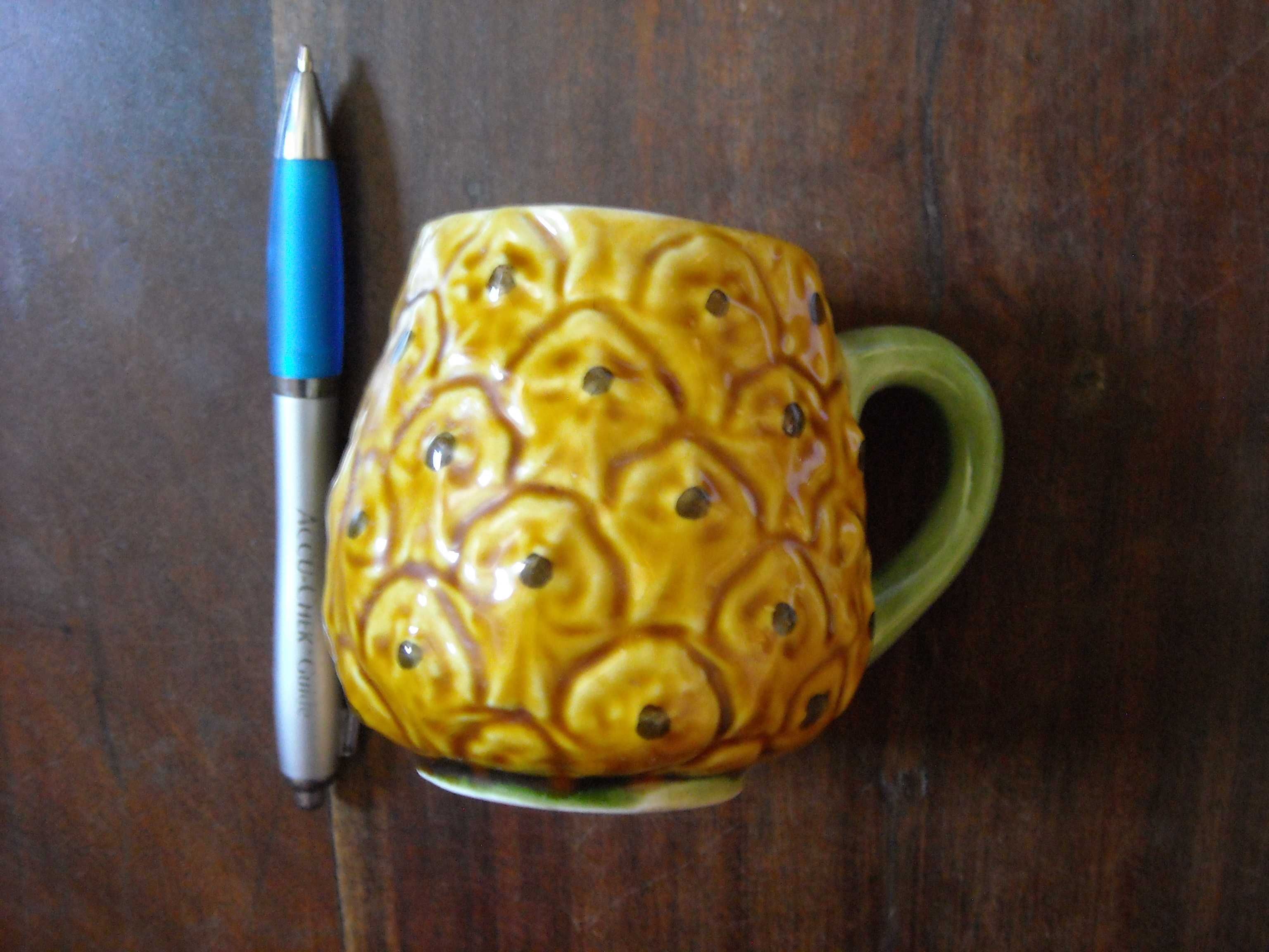 Caneca antiga forma ananas