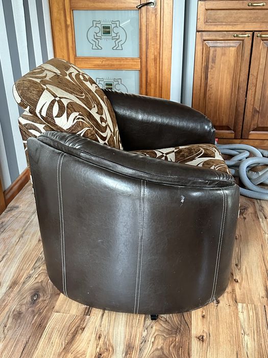 Brązowy fotel półskórzany