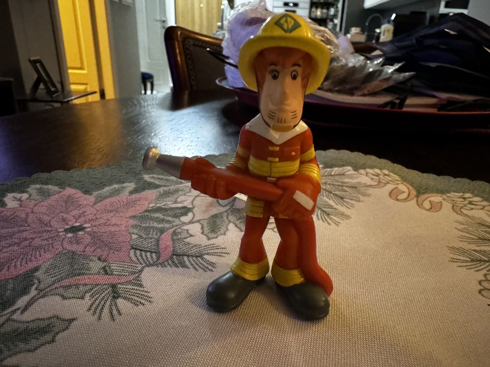 Zabawka ludzik strażak