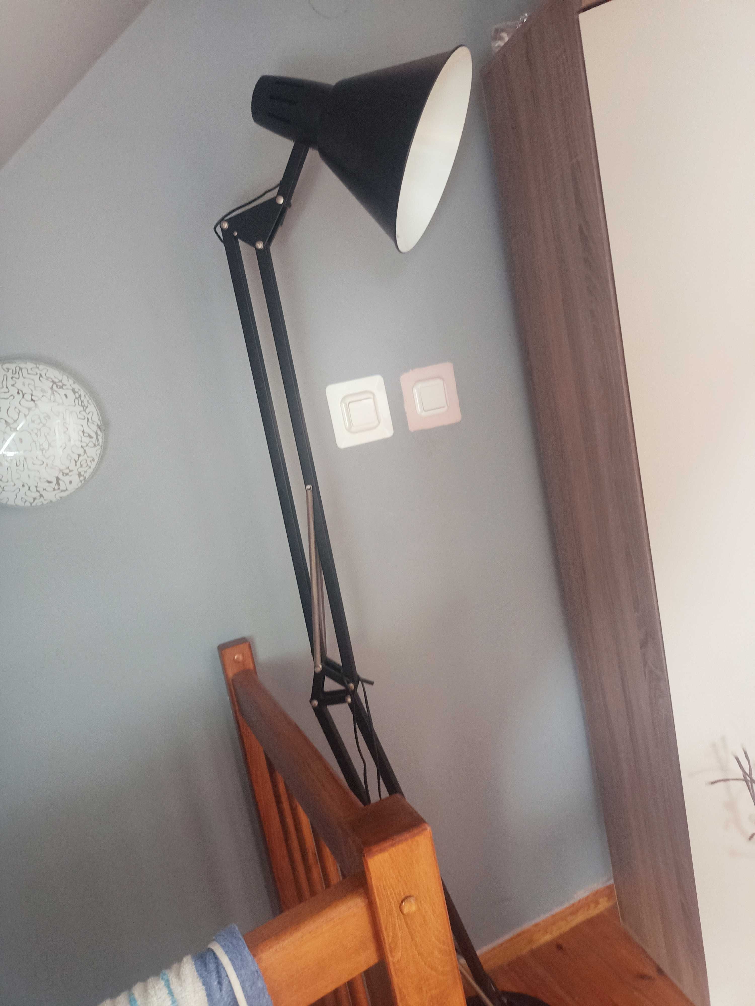 Lampa podłogowa metalowa