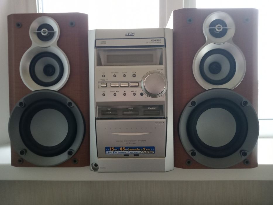 Музичний центр JVC з мощними колонками