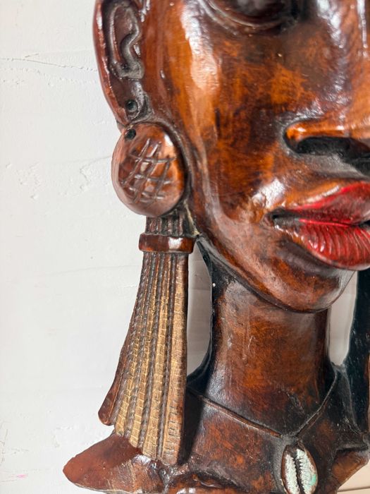 Dopracowana w szczegółach, zachwycająca maska afrykańska.