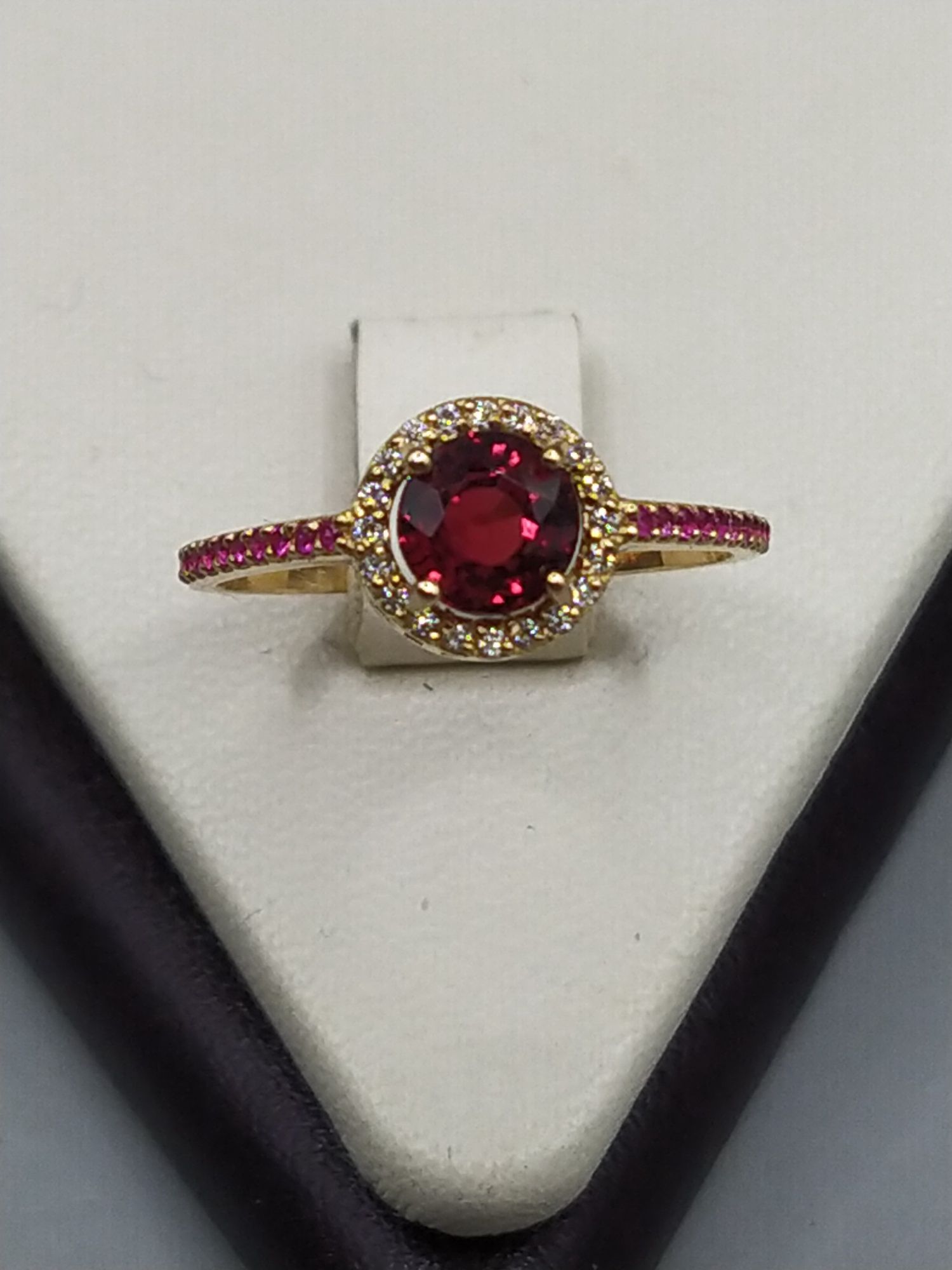 Золотое кольцо с Красной Бирманской шпинелью, рубинами и бриллиантами