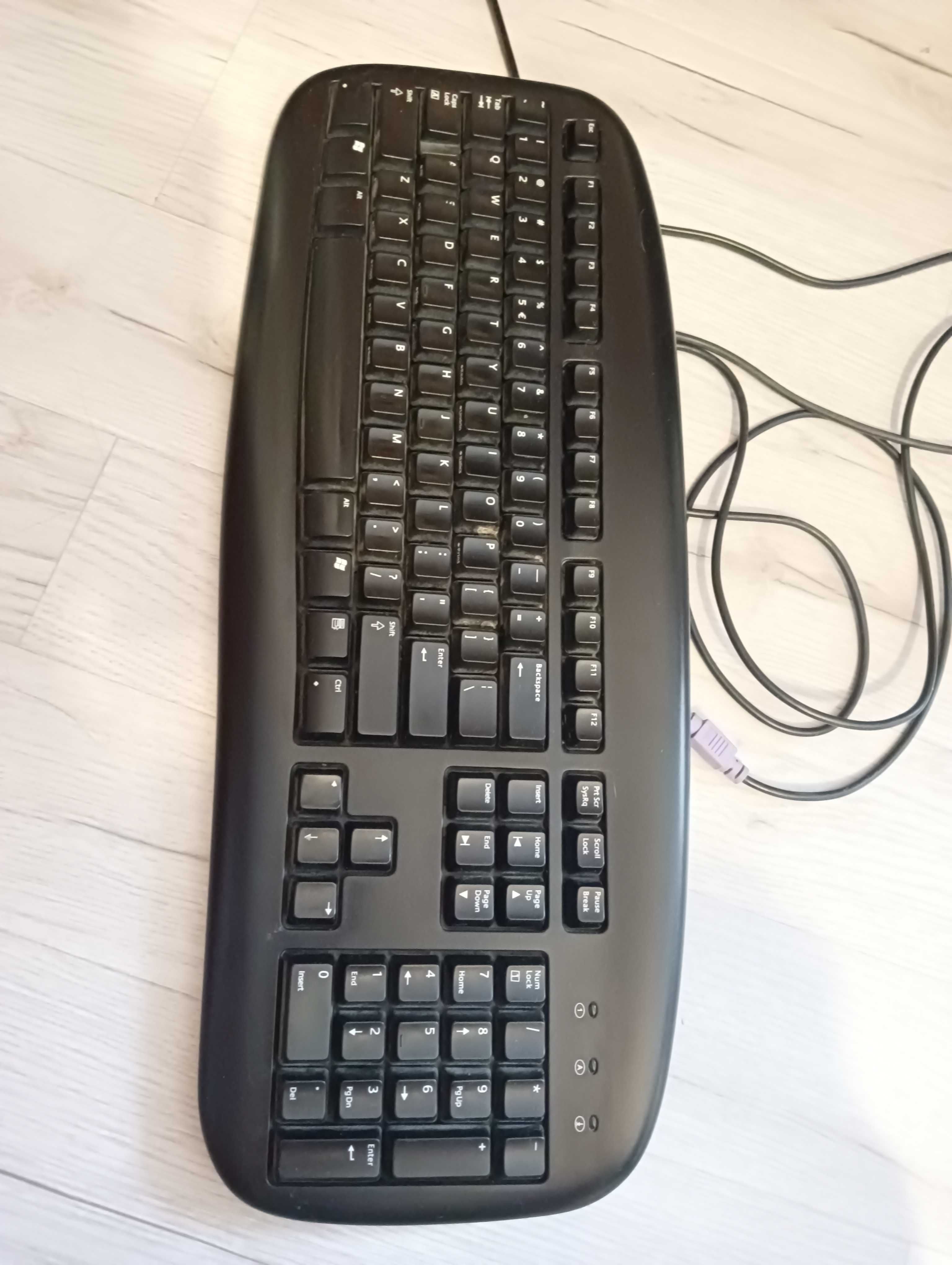 Zestaw monitor, komputer, klawiatura myszka
