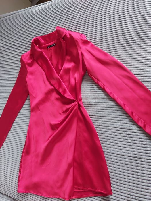 Czerwona satynowa sukienka koktajlowa z poduszkami w ramionachZara XS