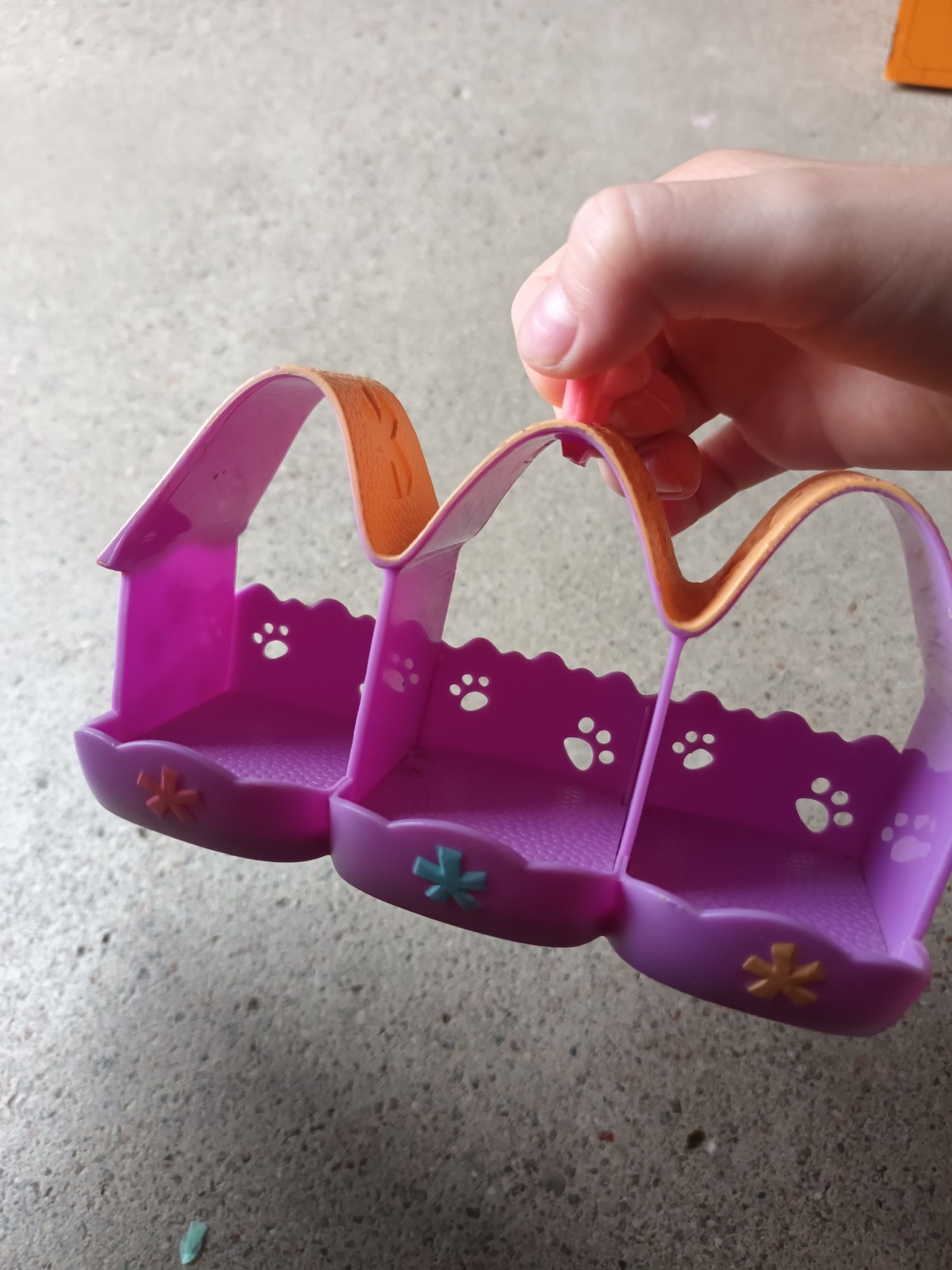 Plastikowt domek z lwem