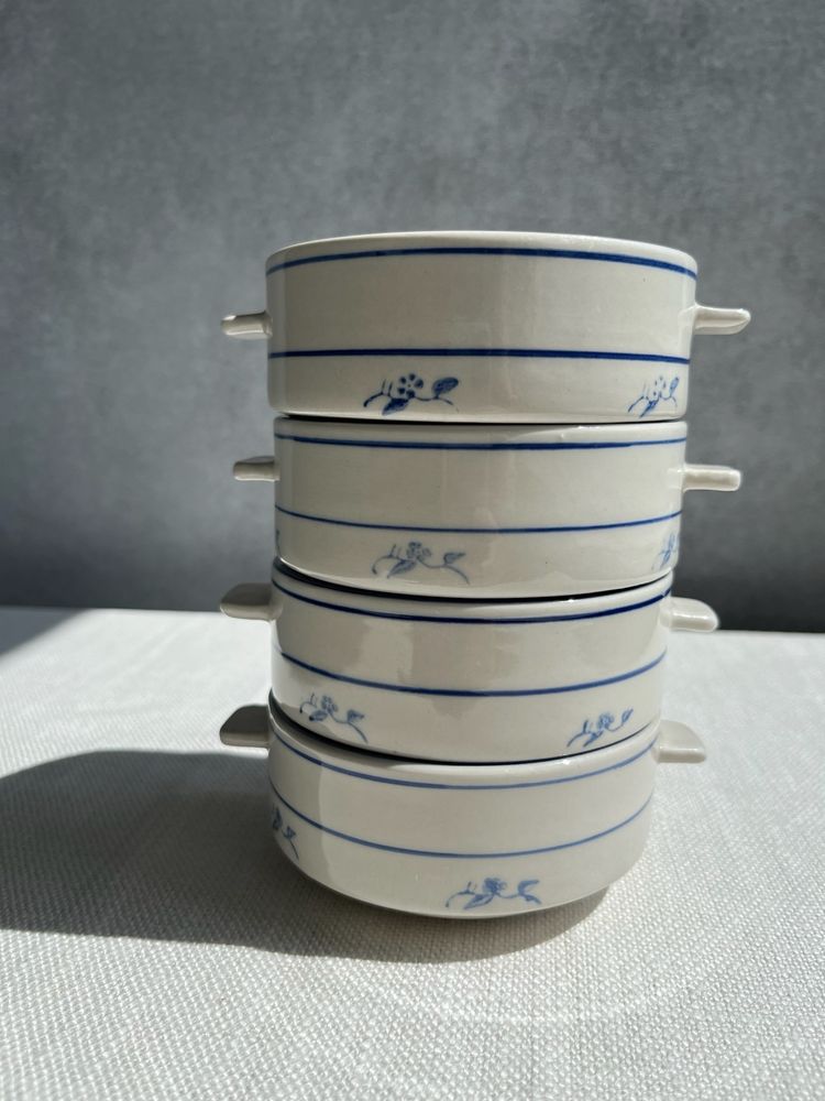 Ceramiczne kokilki z delikatnym niebieskim zdobieniem