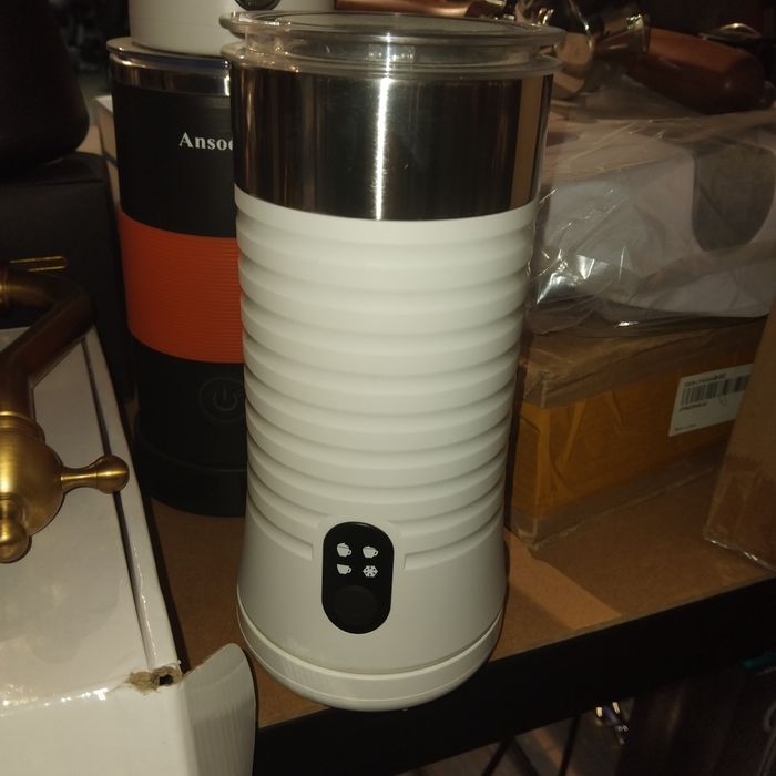 електричний спінювач молока Ansodo.
Він призначений для збивання молок