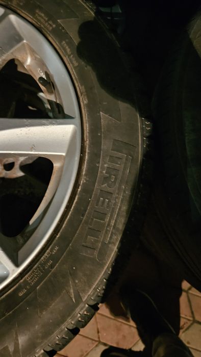 Зимова гума шини пірелі 215 60 17 18рік